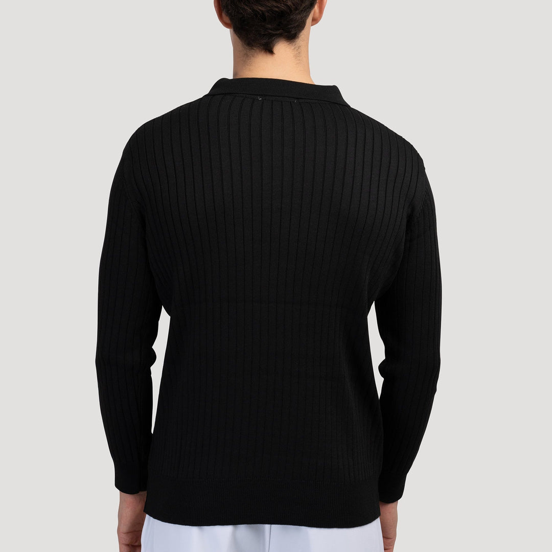 Herren-Poloshirt Langarm in casual Szene. Eleganter Strickpullover mit Knopfleiste für Freizeit & Stil.