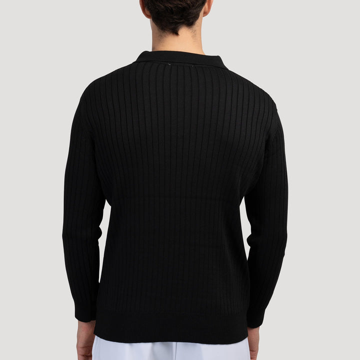 Herren-Poloshirt Langarm in casual Szene. Eleganter Strickpullover mit Knopfleiste für Freizeit & Stil.