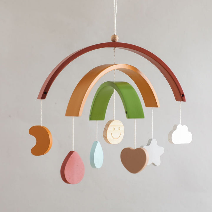 Sensorik-Holzmobile für Babys mit bunten Formen zur Förderung der Motorik und des Farbenlernens. Perfekte Babyzimmerdeko.