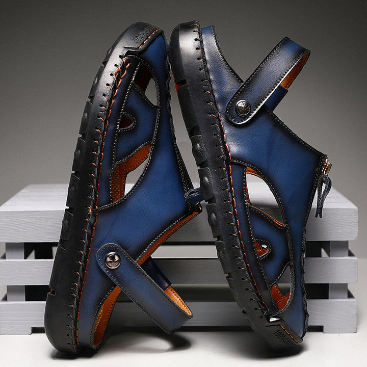 Robuste Sommersandalen für Männer mit verstellbaren Riemen und Zehenkappe.
