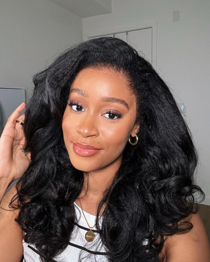 Elegante Damenperücke, schwarze Body Wave, HD Lace und authentische Curly Edges.