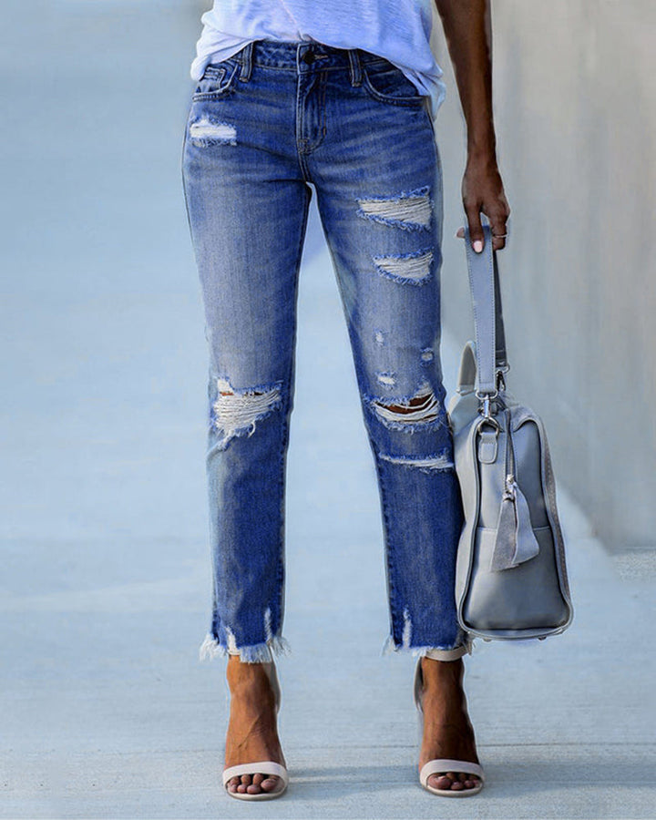 Nahaufnahme der Damen Liora Slim Fit Jeans, Details der Risse und des Stretch-Denims für optimalen Komfort.