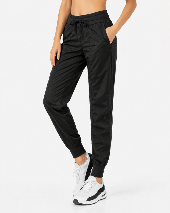 Hochfunktionelle Damen Activewear Jogginghose. Schnelltrocknend, dehnbar und faltenfrei für optimalen Sportkomfort.