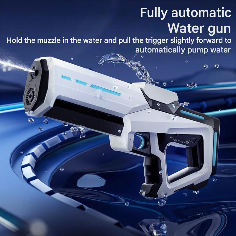 Kind lacht beim Spielen mit automatischer Wasserpistole, dem perfekten Outdoor Spielzeug für Abkühlung im Garten.