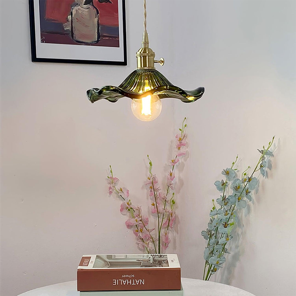 Exklusive Hibiskus Pendelleuchte aus Glas, Messing-Akzente, hochwertige Wohnzimmerlampe.