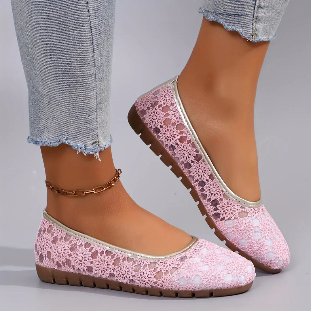 Leichte Damen Ballerinas mit buntem Blumenmuster. Bequeme Sommerschuhe, perfekt für feminine Styles.