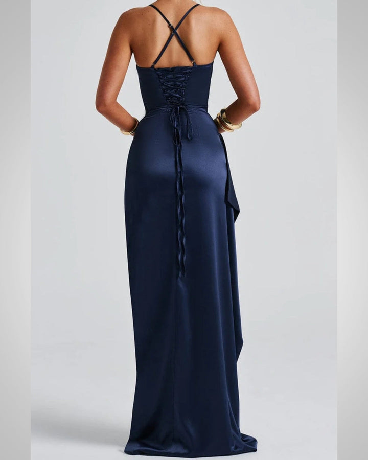 Festliches marineblaues Spaghettiträger-Maxikleid für Hochzeitsgäste, langer Schnitt und eleganter Stil.