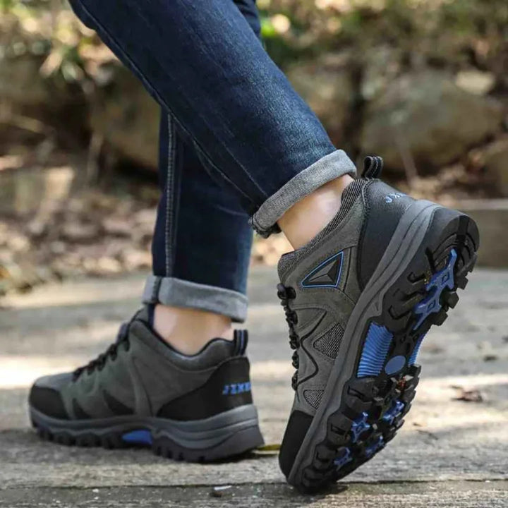 Unisex Wanderschuhe im Einsatz. Sicherer Tritt auf steinigen Pfaden für Damen & Herren beim Outdoor.