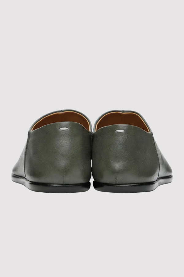 Robuste Sohle & komfortable Innenpolsterung der Herren Tabi Slipper für optimalen Tragekomfort.