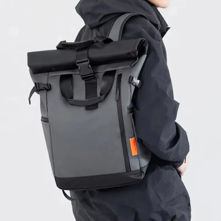 Praktischer Reise-Rucksack (Roll-up) in Grau, wasserabweisend und vielseitig für Outdoor-Abenteuer.