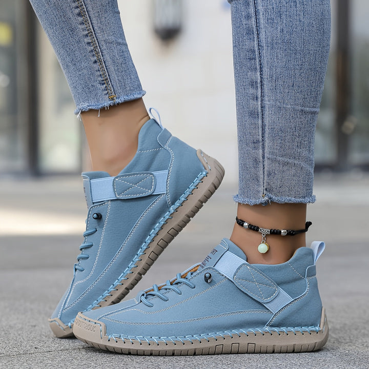 Nahaufnahme: Gepolsterte Innensohle der orthopädischen Damen-Sneaker für hohen Tragekomfort.