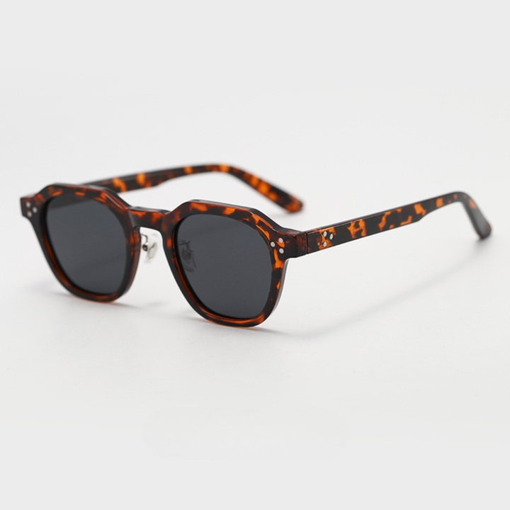 Robuste Unisex-Sonnenbrille im Quadrat-Design, perfekt für Outdoor-Aktivitäten und Stadtbummel.