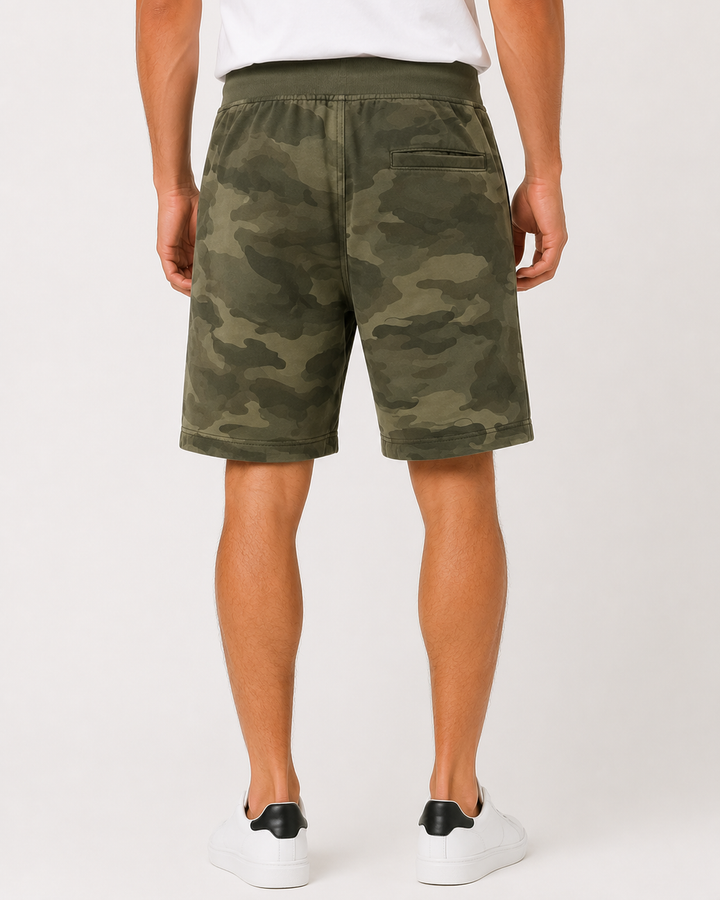 Stylische Herren-Freizeitshorts im Camouflage-Muster, Grün-Grau. Ideal für Outdoor-Aktivitäten & warme Sommertage.