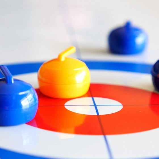 Aufgebautes Tischcurling Spiel, bereit zum Start. Perfektes Mini-Curling Sportspiel als Geschenk für die ganze Familie.