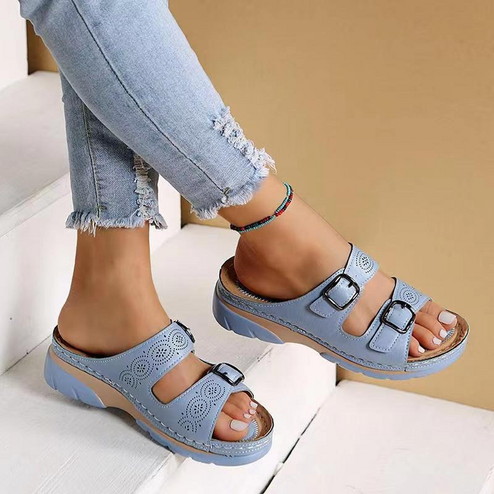 Draufsicht auf bequeme Damensandalen, zeigen ergonomisches Design und weite Passform, orthopädisch.
