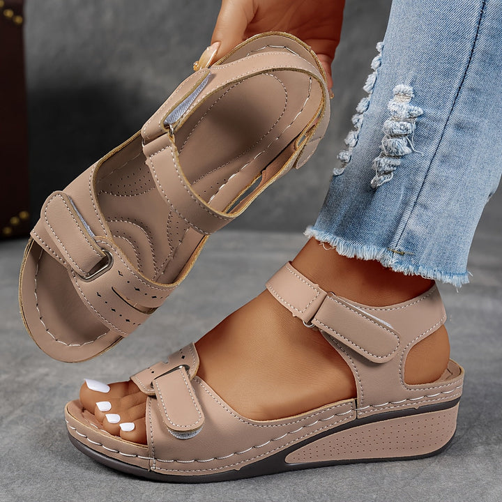 Orthopädische Damen Sandalen für Frauen, die Komfort, Stil und Fussschmerz-Linderung suchen.