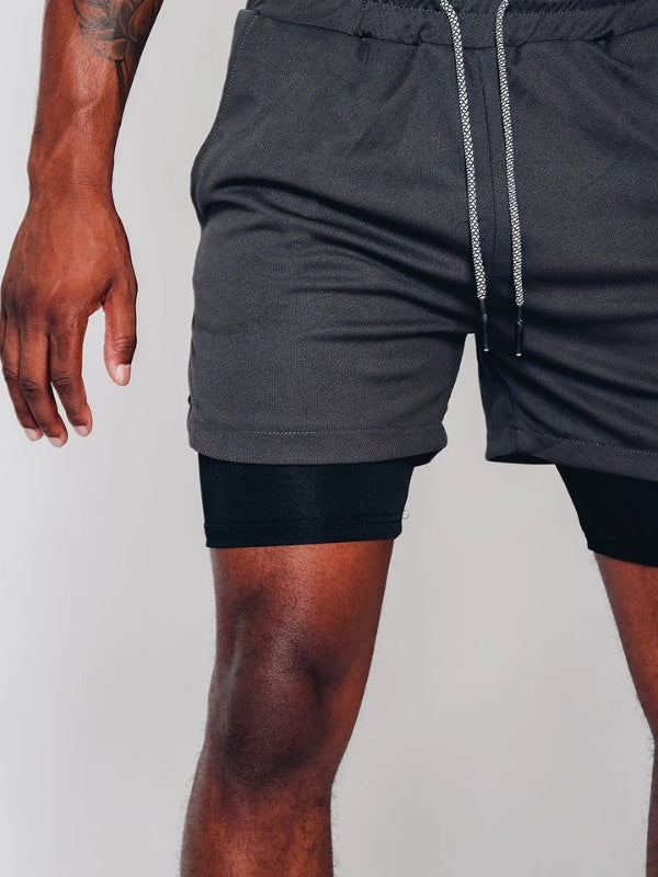 Ein Mann beim Joggen in den Felix 2-in-1 Herren Sportshorts. Maximale Bewegungsfreiheit & Komfort im Sommer.