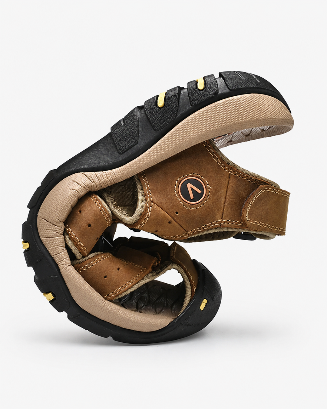 Mann trägt Herren Sommersandalen bei Outdoor-Aktivität, betont Komfort, Halt und die Funktionalität.