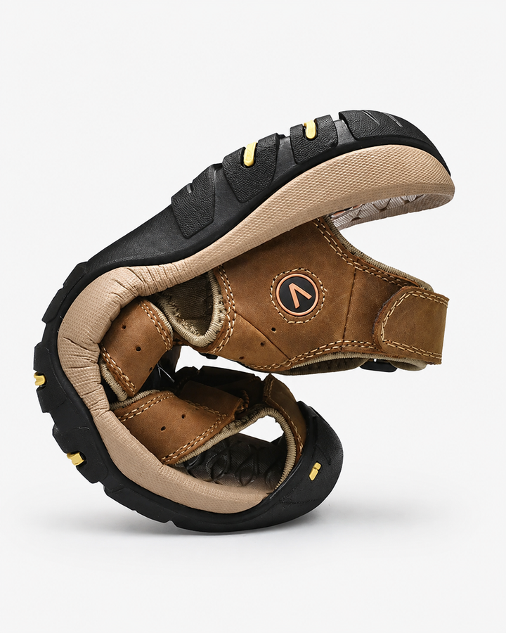 Mann trägt Herren Sommersandalen bei Outdoor-Aktivität, betont Komfort, Halt und die Funktionalität.