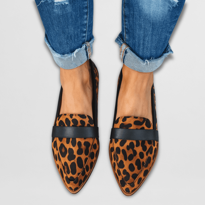 Moderne Damen Slipper im Loafer-Stil mit spitzer Zehe. Bequeme flache Schuhe, perfekt für Freizeit & Büro-Eleganz.