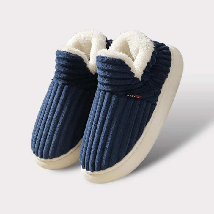 Ein Paar warme Damen Winterhausschuhe, isoliert und rutschfest, für kühle Böden.