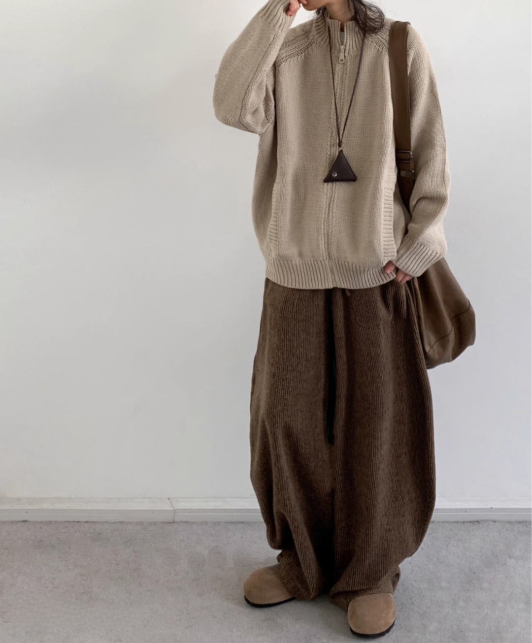Komfortable, braune Damen Hose mit weitem Bein (Wide Leg) für einen entspannten und modischen Stil.