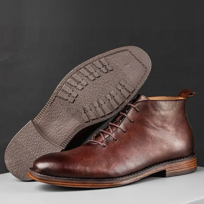 Klassische Herren-Alltagsschuhe: bequeme elegante Stiefel mit rutschfester Sohle für jeden Tag.
