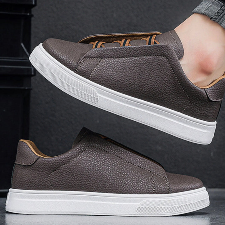 Herren Slip-On Sneakers: Stilvolle & bequeme Freizeitschuhe für den Alltag. Modische Herrenschuhe.