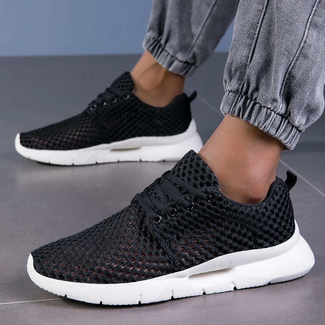 Rutschfeste Sohle der Herren Sportschuhe. Atmungsaktive und komfortable Alltagsschuhe.