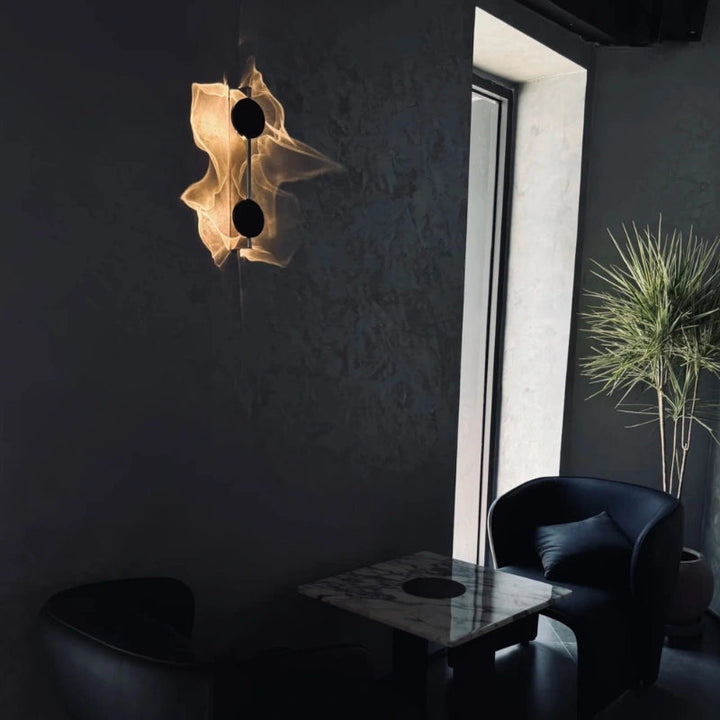 Minimalistische Design-Wandleuchte, klare Linien, erzeugt beeindruckende Licht-Schatten-Effekte als Deko.