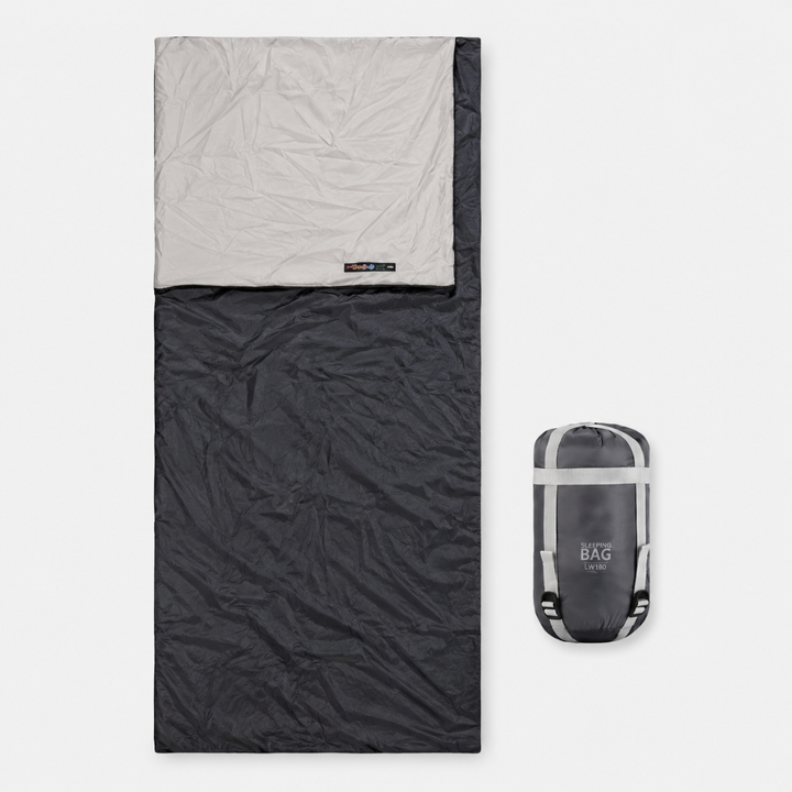 Erholsamer Schlaf im ultraleichten Umschlag-Schlafsack nach anstrengender Outdoor-Wanderung.