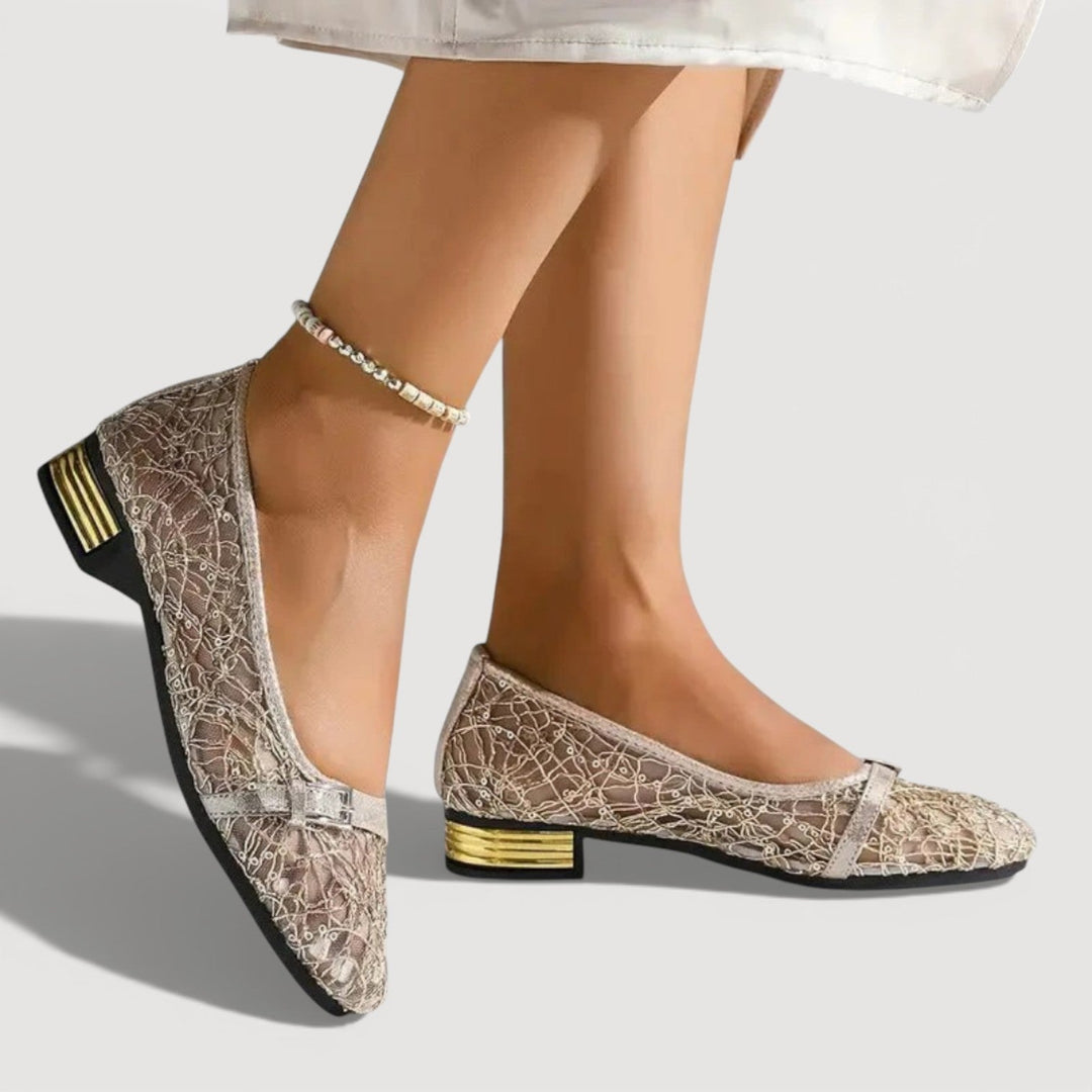 Zeitlose Damen Pumps mit niedrigem Absatz. Eleganter Begleiter für Büro & spezielle Anlässe.