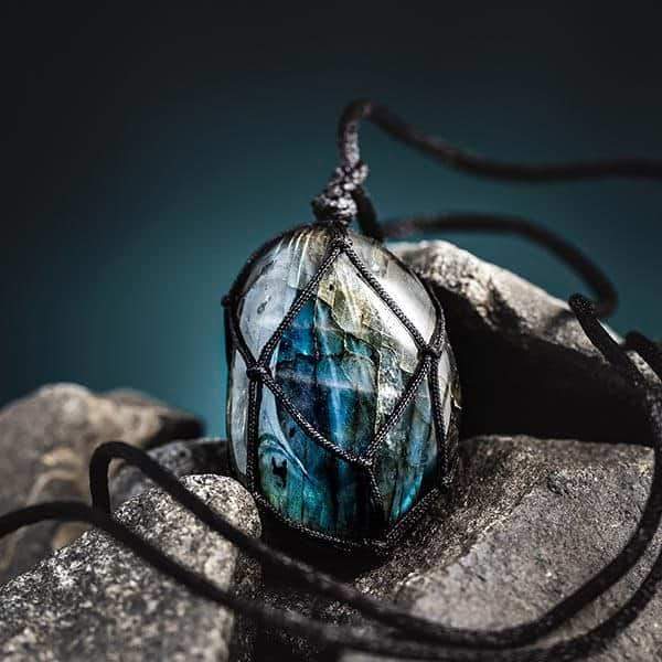 Damenhalskette mit mystischem Labradorit Drachenherz Anhänger. Handgemachte Edelsteinkette für Schutz.