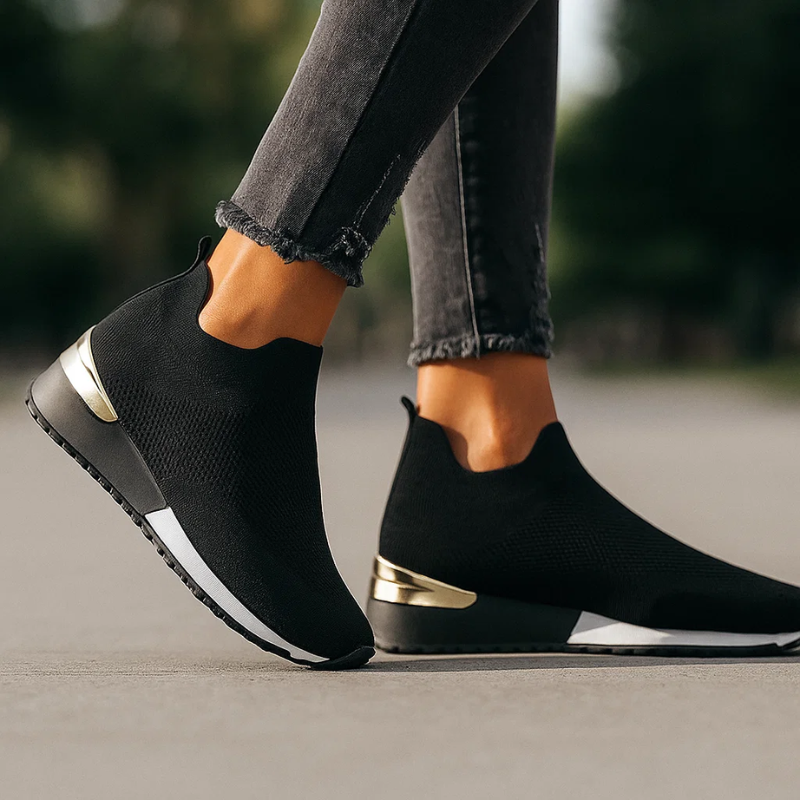 Komfortable Damen Slip-On-Sneaker, atmungsaktiv für den Alltag. Moderner Look durch Metallic-Akzente.