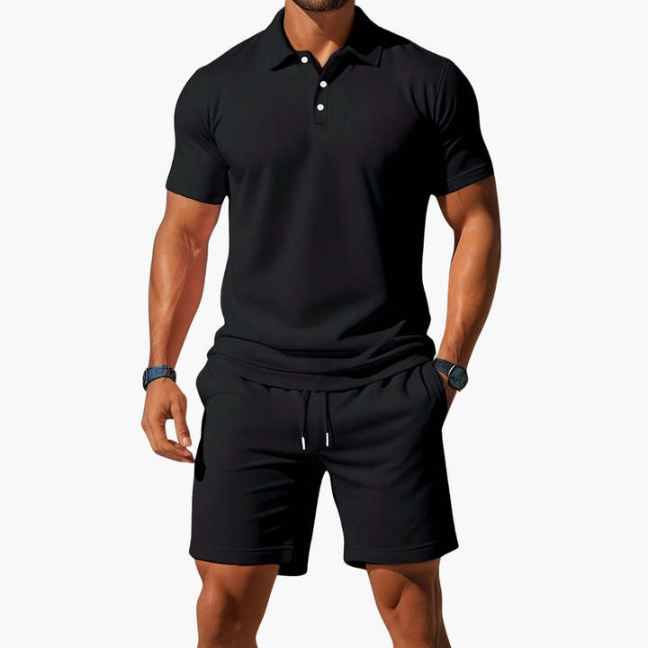Herren Sommer Set: Modernes Polohemd mit Knopfleiste & Shorts mit Kordelzugbund. Perfekt für entspannte Tage.