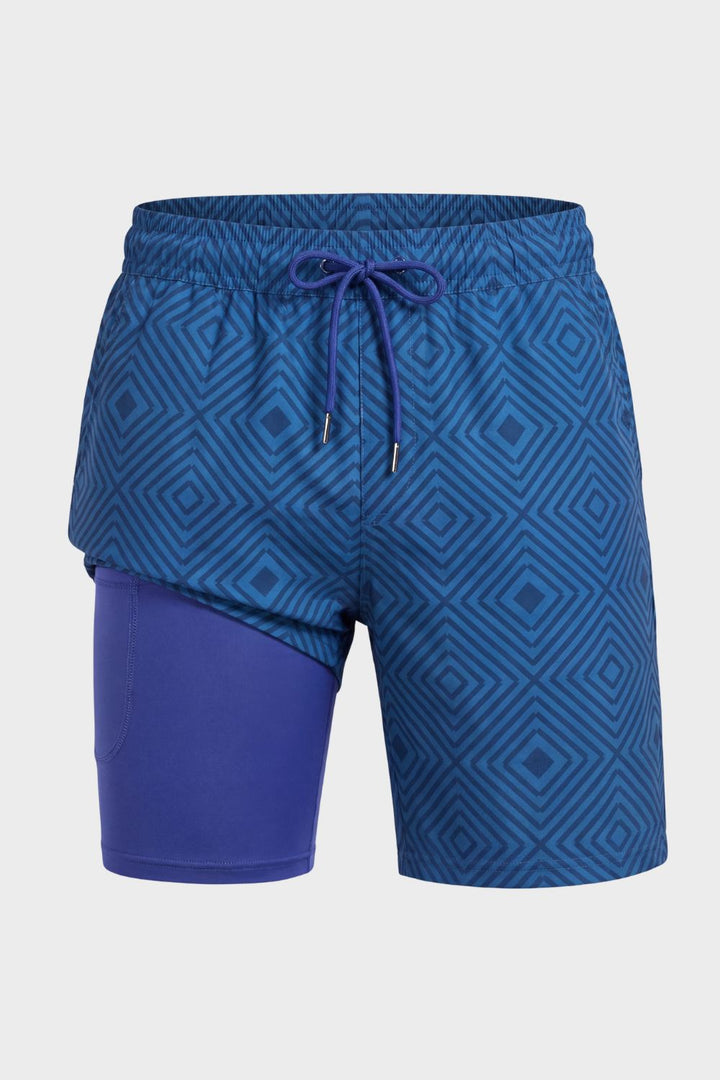 Herren Strandmode: Schnelltrocknende Badehose mit lebhaftem tropischem Palmenmuster.