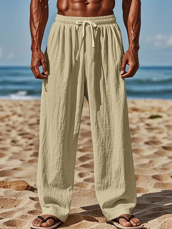 Elegante beige Herren Freizeithose, atmungsaktiv & stylisch. Perfekte Begleitung für den Sommer.