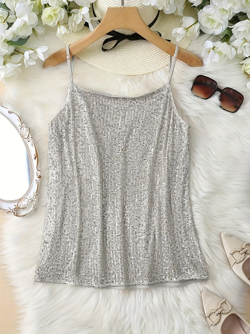 Festliches Glitzer Top für Damen mit Pailletten & tiefem V-Ausschnitt. Perfekt für Abendmode.