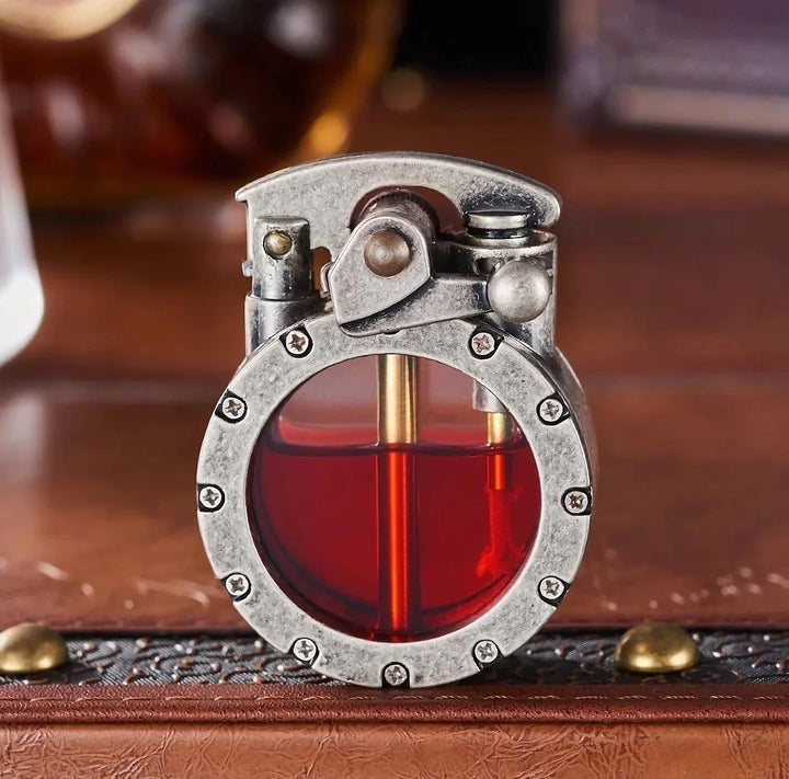 Elegantes goldenes Vintage-Feuerzeug, transparent, mit Druckknopf. Antikes Metall-Feuerzeug für Sammler.