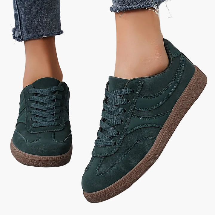 Paar Damen Retro-Sneaker von oben. Vintage Freizeitschuhe, bequem und schick für Alltag und Sommermode.