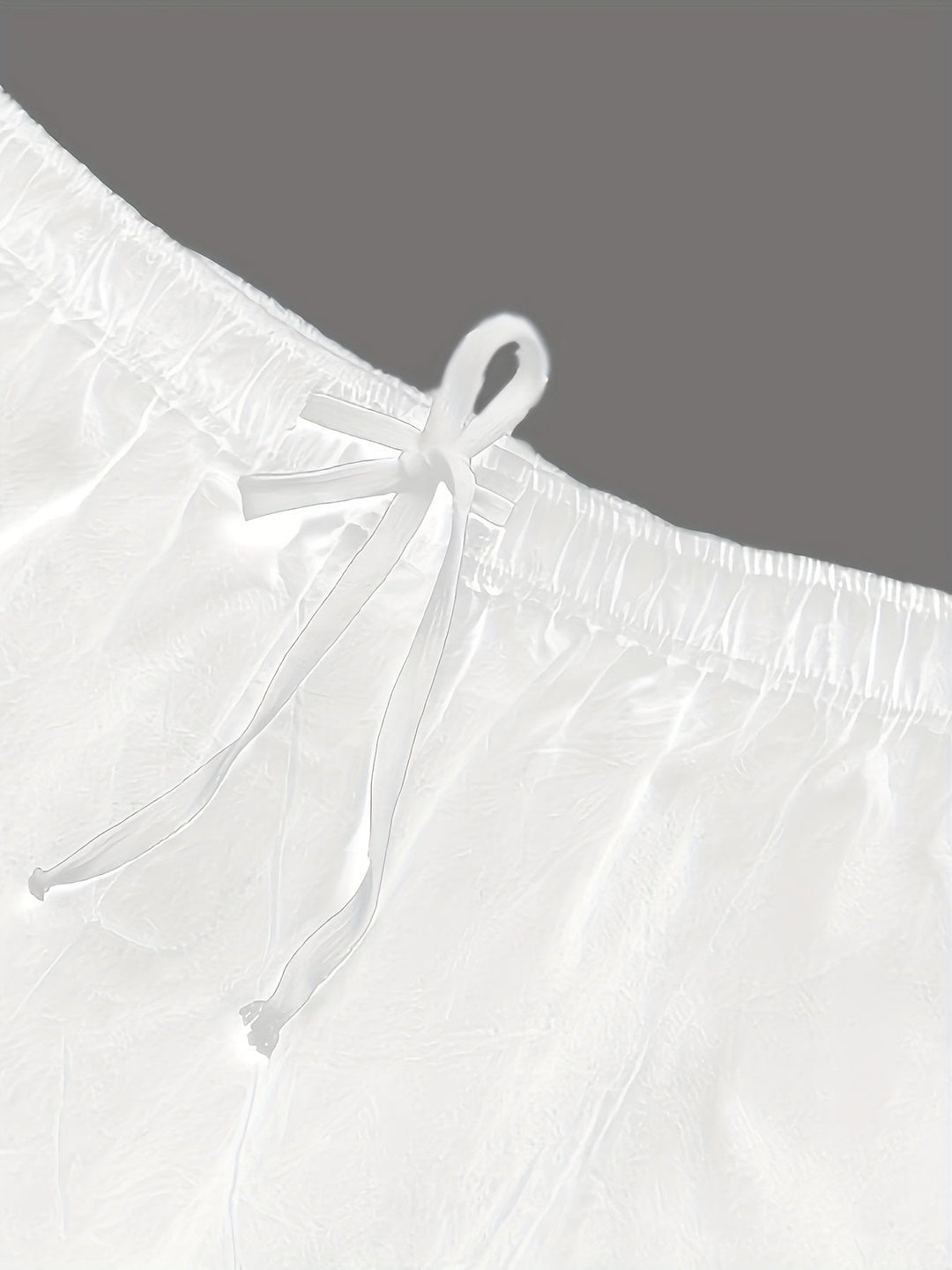 Mann trägt Herren Badeshorts mit Kordelzug am sonnigen Strand.