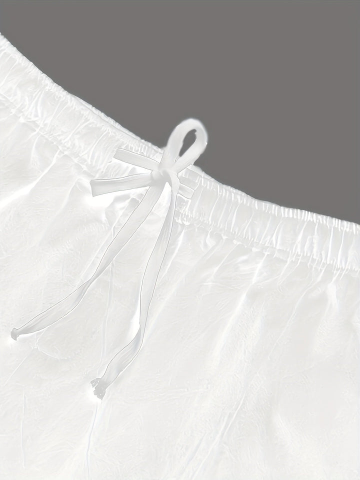 Mann trägt Herren Badeshorts mit Kordelzug am sonnigen Strand.