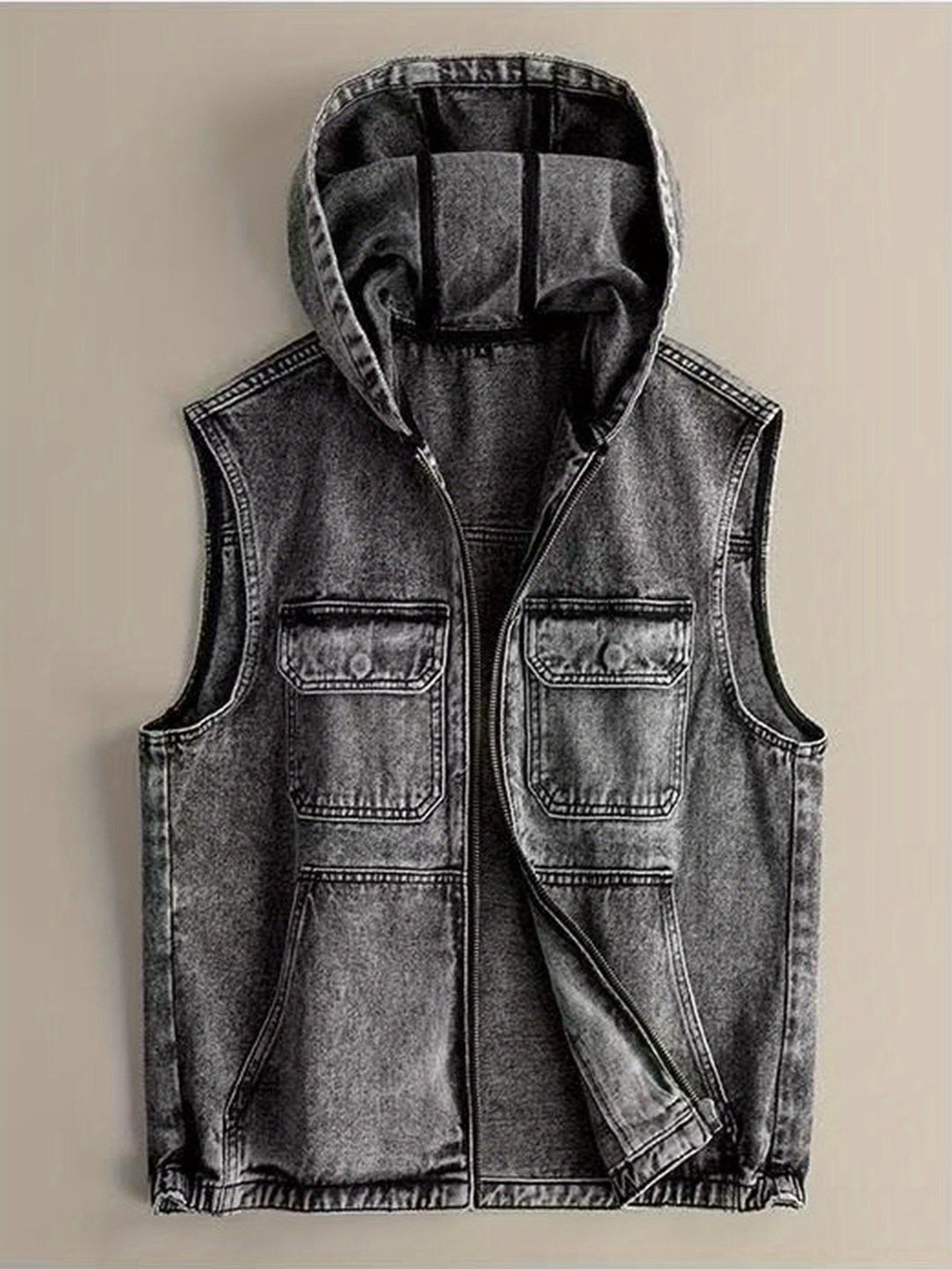 Trendige Herren Kapuzenweste aus Denim. Ärmellose Jeansweste für moderne Alltags-Outfits.