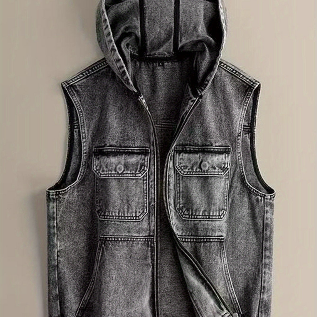 Modische Herren Denim-Kapuzenweste. Ärmellose Jeansweste in modernem Schnitt, perfekt für junge Looks.