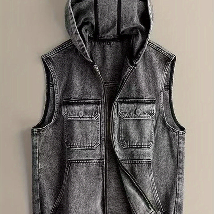 Modische Herren Denim-Kapuzenweste. Ärmellose Jeansweste in modernem Schnitt, perfekt für junge Looks.