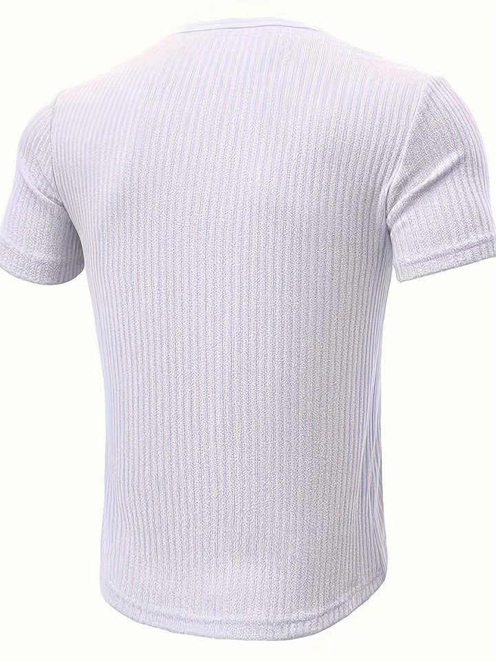 Hochwertiges Herren Henley Shirt, kurzärmlig, mit Ripp-Design & Knopfleiste. Perfekt für den Casual-Alltag.