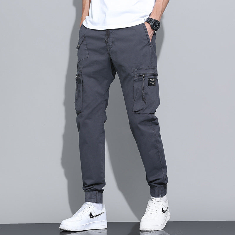 Lässige Herren Latzhose im Cargo-Stil, weites Bein. Bequeme Freizeithose mit Kordelzug und Multi-Taschen.