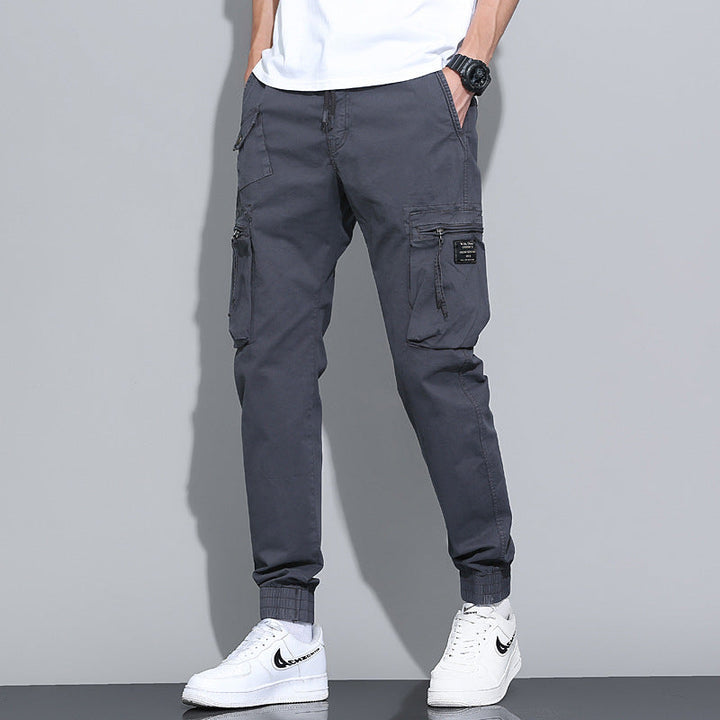 Lässige Herren Latzhose im Cargo-Stil, weites Bein. Bequeme Freizeithose mit Kordelzug und Multi-Taschen.