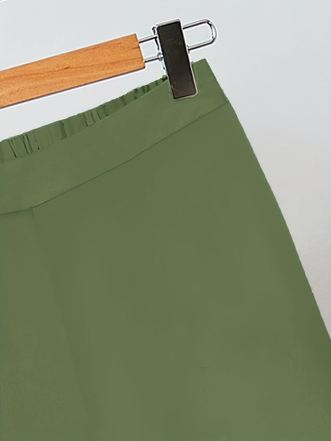 Trendiges Damen Set: Olivgrünes, ärmelloses Top und weite Hose für einen sommerlich-eleganten Auftritt.