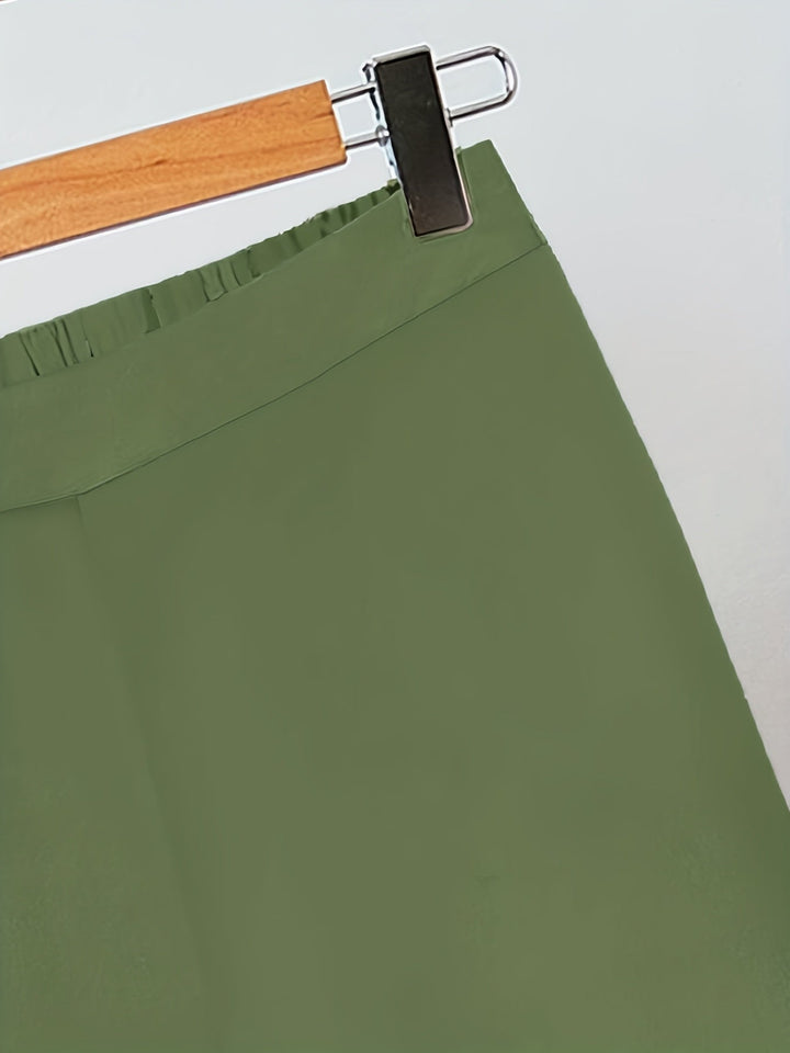Trendiges Damen Set: Olivgrünes, ärmelloses Top und weite Hose für einen sommerlich-eleganten Auftritt.